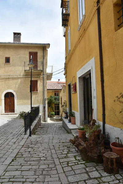 イタリアのモリーゼ地方の旧市街であるMacchiagodenaの歴史的中心部の通り — ストック写真