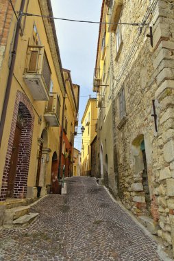 İtalya 'nın Molise bölgesinde eski bir kasaba olan Mirabello Sannitico' nun tarihi merkezinde bir cadde..