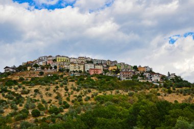 İtalya 'nın Molise bölgesindeki ortaçağ köyü Monteroduni' nin panoramik manzarası.