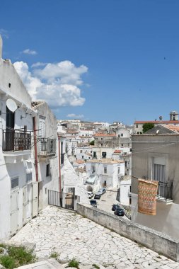 İtalya 'nın Puglia bölgesindeki Monte Sant' Angelo köyü..