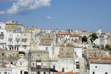 İtalya 'nın Puglia bölgesindeki Monte Sant' Angelo köyü..