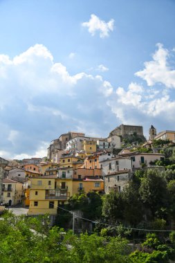 İtalya 'nın Campania bölgesinde bir ortaçağ köyü olan Oliveto Citra' nın panoramik manzarası.