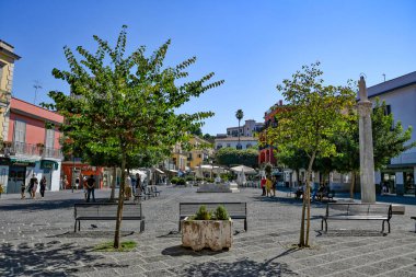 Pozzuoli, İtalya, 09 / 12 / 2021. Campania bölgesindeki eski bir kasabanın merkez meydanı..