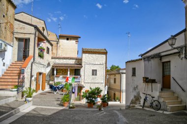 İtalya 'nın Foggia eyaletindeki eski bir kasaba olan Ascoli Satriano' da dar bir sokak..