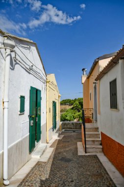 İtalya 'nın Foggia eyaletindeki eski bir kasaba olan Ascoli Satriano' da dar bir sokak..