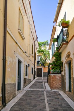 İtalya 'nın Foggia eyaletindeki eski bir kasaba olan Ascoli Satriano' da dar bir sokak..