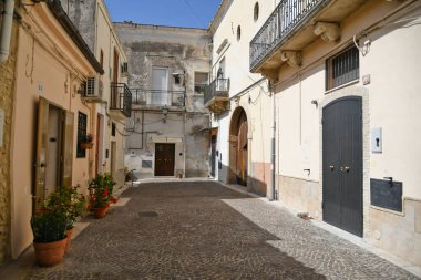 İtalya 'nın Foggia eyaletindeki eski bir kasaba olan Ascoli Satriano' da dar bir sokak..