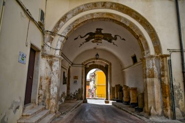 Bir ortaçağ şatosunun giriş kemeri, şimdi Lavello belediye binası, İtalya 'nın Basilicata bölgesinde eski bir kasaba..