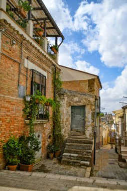 Lavello 'da dar bir sokak, Basilicata bölgesinde eski bir kasaba, İtalya.