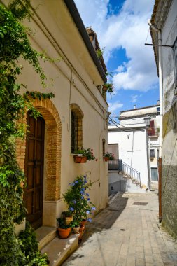 Lavello 'da dar bir sokak, Basilicata bölgesinde eski bir kasaba, İtalya.