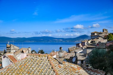 Anguillara Sabazia 'nın panoramik manzarası, Roma' da göle bakan bir ortaçağ kasabası..