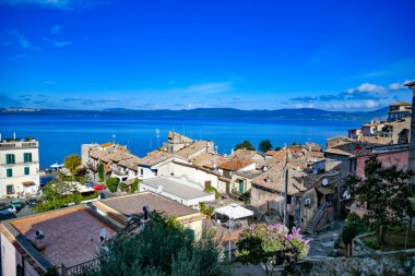 Anguillara Sabazia 'nın panoramik manzarası, Roma' da göle bakan bir ortaçağ kasabası..