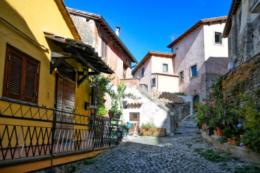 Anguillara Sabazia 'da dar bir sokak, Roma' da göle bakan bir ortaçağ kasabası..