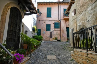 Anguillara Sabazia 'da dar bir sokak, Roma' da göle bakan bir ortaçağ kasabası..