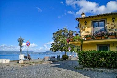 Anguillara Sabazia 'nın panoramik manzarası, Roma' da göle bakan bir ortaçağ kasabası..