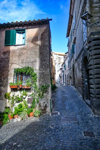 Une Rue Étroite Anguillara Sabazia Une Ville Médiévale Surplombant Lac — Photo