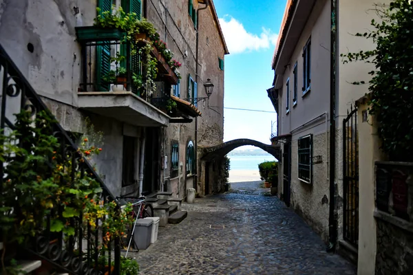 Uma Rua Estreita Anguillara Sabazia Uma Cidade Medieval Com Vista — Fotografia de Stock