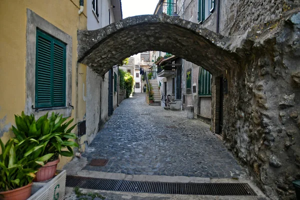 Uma Rua Estreita Anguillara Sabazia Uma Cidade Medieval Com Vista — Fotografia de Stock