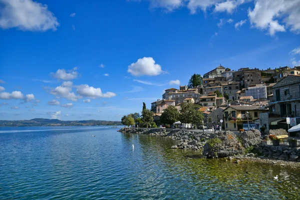 Anguillara Sabazia 'nın panoramik manzarası, Roma' da göle bakan bir ortaçağ kasabası..