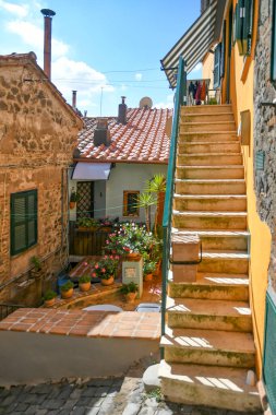 Nemi 'de dar bir sokak, İtalya' nın Roma ilindeki bir göle bakan bir ortaçağ kasabası..