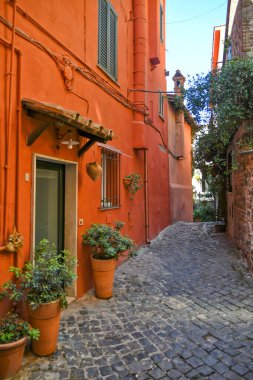 Nemi 'de dar bir sokak, İtalya' nın Roma ilindeki bir göle bakan bir ortaçağ kasabası..