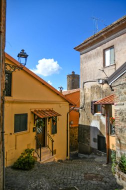 Nemi 'de dar bir sokak, İtalya' nın Roma ilindeki bir göle bakan bir ortaçağ kasabası..