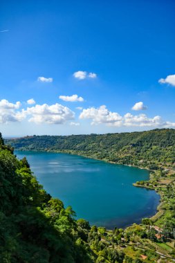 İtalya 'nın Roma eyaletindeki bir göle bakan ortaçağ kasabası olan Nemi' nin panoramik manzarası.