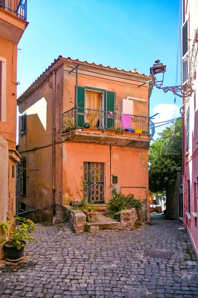 Uma Rua Estreita Nemi Uma Cidade Medieval Com Vista Para — Fotografia de Stock