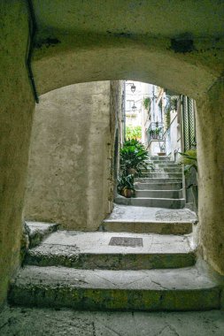 Monteroduni 'de dar bir sokak, İtalya' nın Molise bölgesinde bir ortaçağ kasabası..