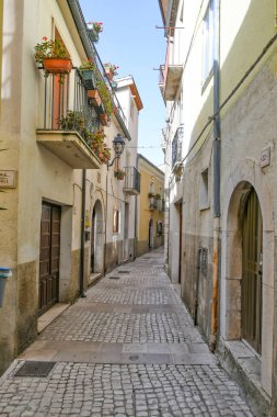 Monteroduni 'de dar bir sokak, İtalya' nın Molise bölgesinde bir ortaçağ kasabası..