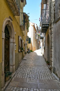 Monteroduni 'de dar bir sokak, İtalya' nın Molise bölgesinde bir ortaçağ kasabası..
