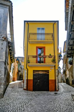 Monteroduni 'de dar bir sokak, İtalya' nın Molise bölgesinde bir ortaçağ kasabası..
