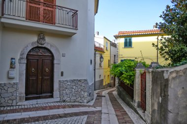 Monteroduni 'de dar bir sokak, İtalya' nın Molise bölgesinde bir ortaçağ kasabası..