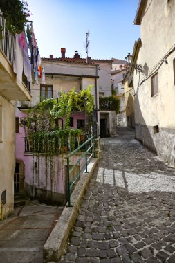 Longano 'da dar bir sokak, İtalya' nın Molise bölgesinde bir ortaçağ kasabası..