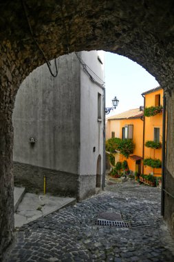 Longano 'da dar bir sokak, İtalya' nın Molise bölgesinde bir ortaçağ kasabası..