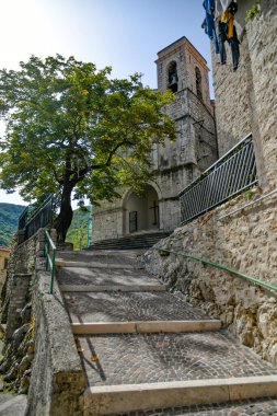 Longano 'da dar bir sokak, İtalya' nın Molise bölgesinde bir ortaçağ kasabası..
