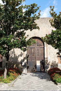 Mignano Montelungo, İtalya, 13 Eylül 2025. Caserta ilindeki bir ortaçağ şatosunun giriş kapısı..