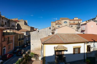 İtalya 'nın Avellino iline bağlı Altavilla Irpina köyündeki eski evlerin manzarası.