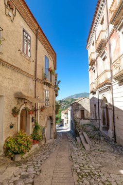 İtalya 'nın Salerno eyaletindeki eski Padula evleri arasında dar bir sokak..