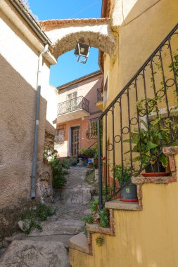 İtalya 'nın Salerno eyaletindeki bir köy olan Atena Lucana' nın eski evleri arasında dar bir sokak..