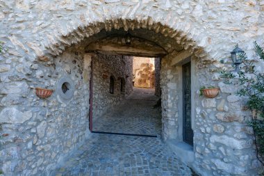 İtalya 'nın Salerno eyaletindeki bir köy olan Atena Lucana' nın eski evleri arasında dar bir sokak..