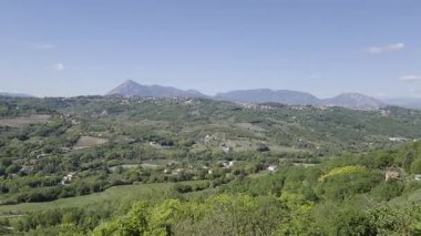 İtalya, Campania 'da küçük bir köy olan Chianche çevresindeki manzara.