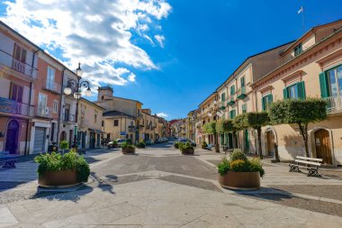 İtalya 'nın Avellino eyaletinde yer alan Montefalcione' nin eski evleri arasında bir meydan..