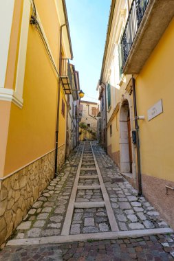  İtalya 'nın Avellino eyaletindeki eski Montefalcione evleri arasında dar bir sokak..