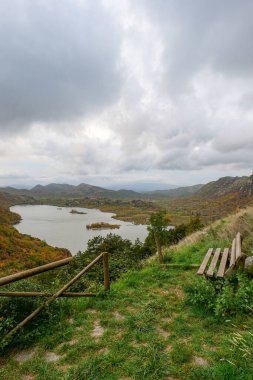 İtalya 'nın Caserta ilindeki Gallo Matese Gölü manzarası.