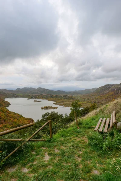 İtalya 'nın Caserta ilindeki Gallo Matese Gölü manzarası.