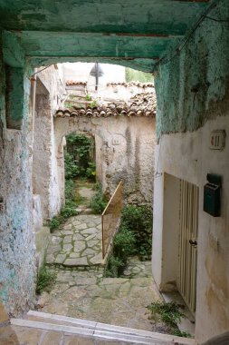 İtalya 'nın Caserta eyaletinde yer alan Fontegreca köyünün eski evleri arasında dar bir sokak.