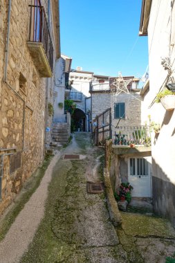 İtalya 'nın Caserta ilindeki bir ortaçağ köyünün dar caddesi..