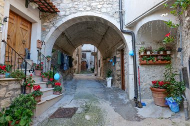 İtalya 'nın Caserta ilindeki bir ortaçağ köyünün dar caddesi..