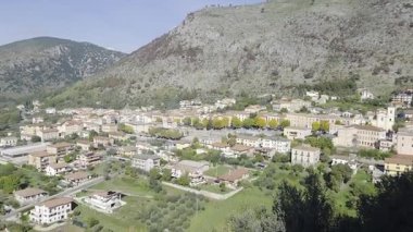 İtalya 'nın Frosinone eyaletindeki küçük bir kasabanın çevresindeki manzara..